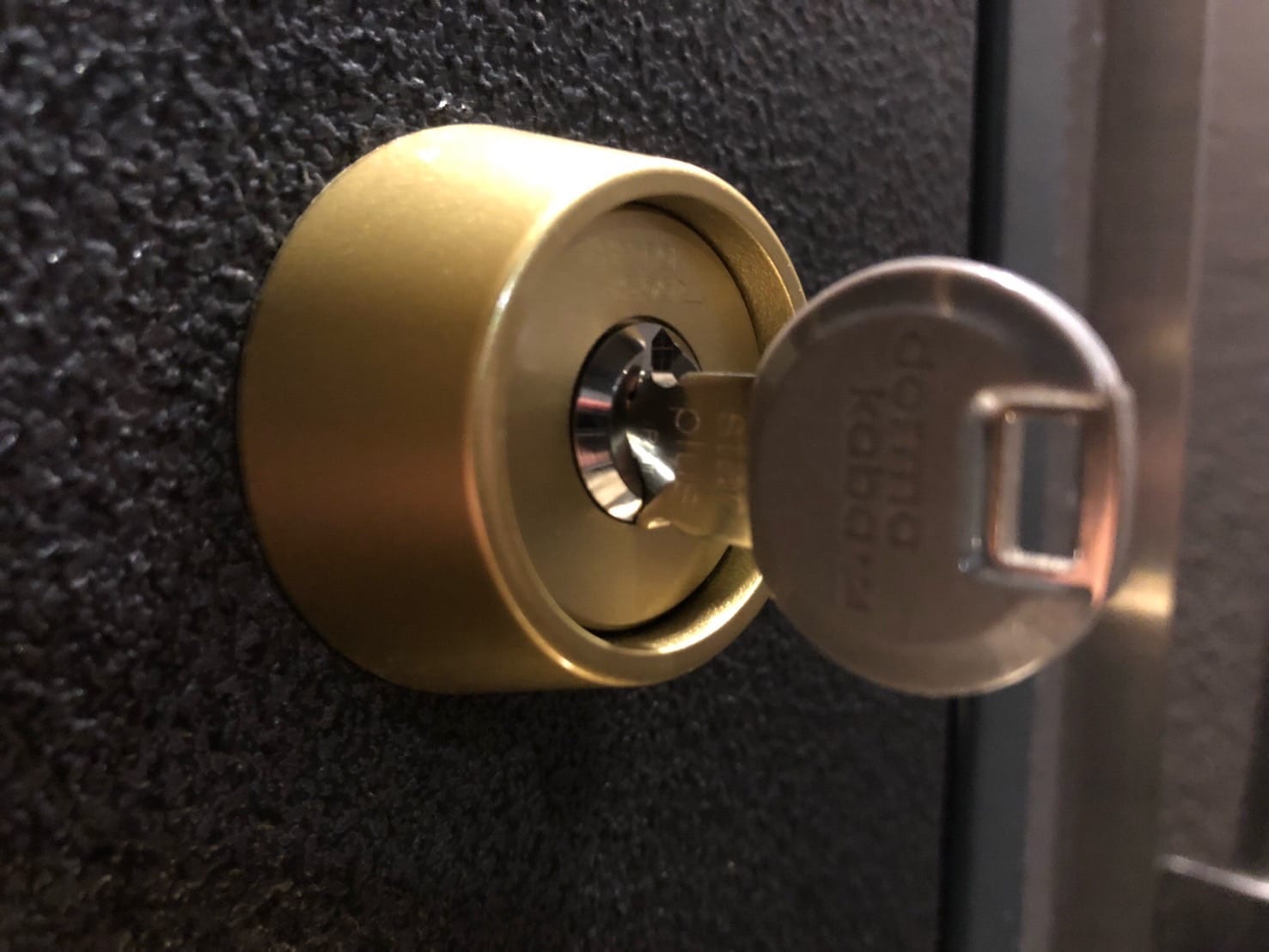 キーシリンダーに鍵がささっている