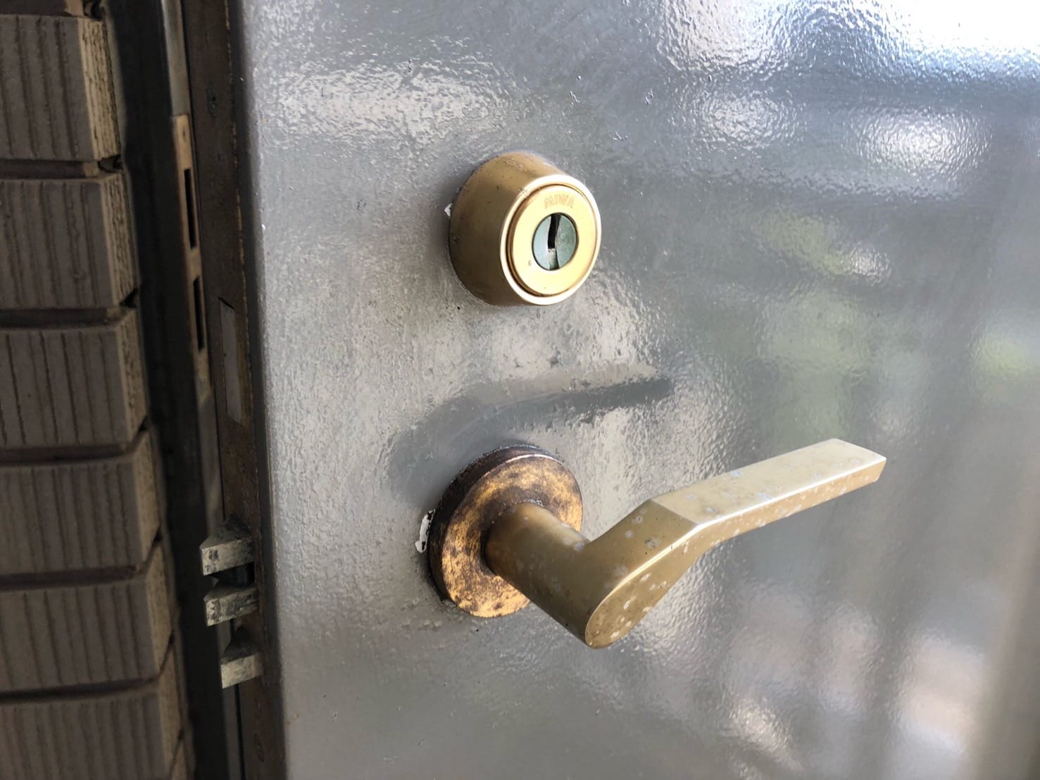 MIWA社のレバーハンドル錠、鍵穴が一つ付いている倉庫扉
