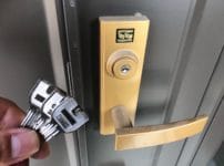 扉の前で新たに作製した鍵３本を持っている