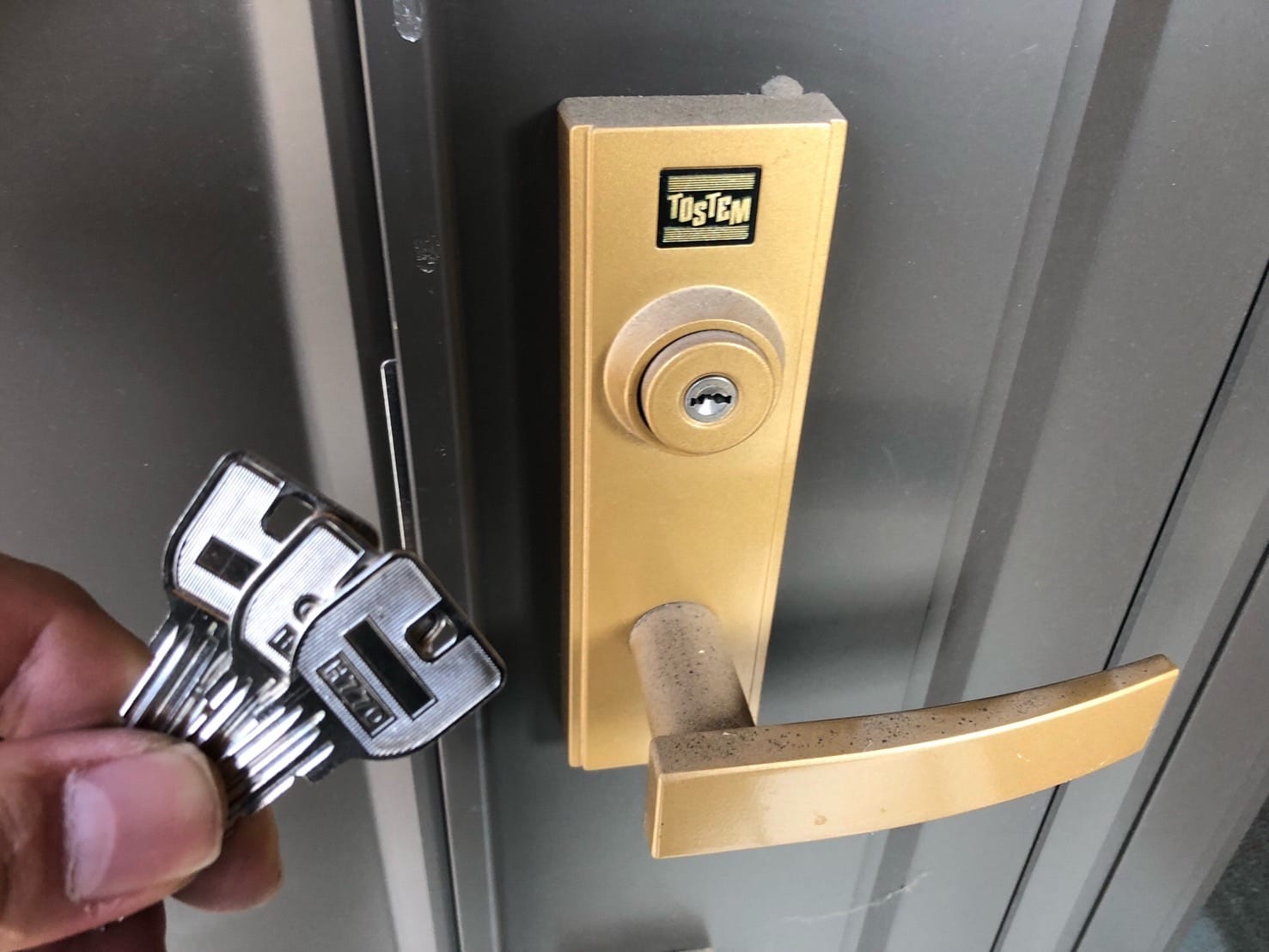 扉の前で新たに作製した鍵３本を持っている