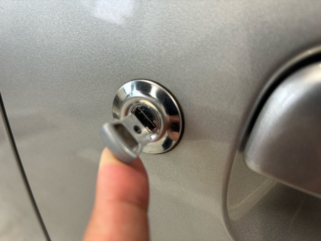 作製したスズキアルトワークスのメカニカルキーをドアシリンダーに挿している