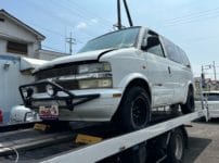 インロックが発生し積載車に乗っているシボレー アストロ 2002年式