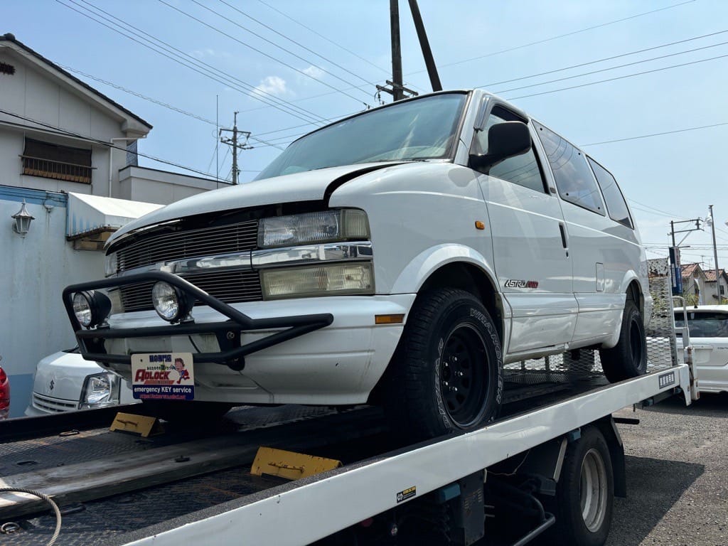 インロックが発生し積載車に乗っているシボレー アストロ 2002年式