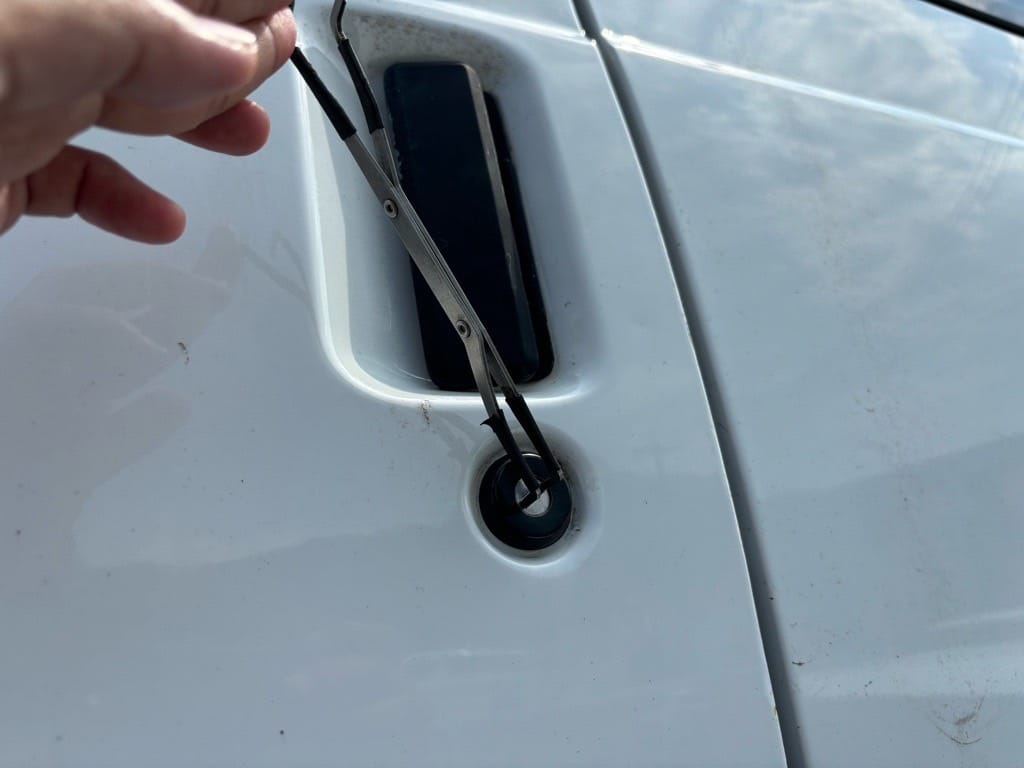 シボレーアストロの運転席ドアシリンダーをピッキングする様子