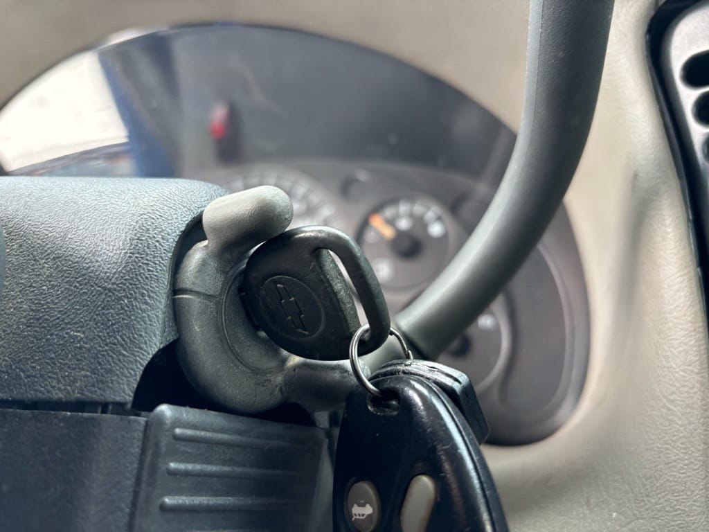 シボレーアストロのイグニッションシリンダーに鍵が挿さっている