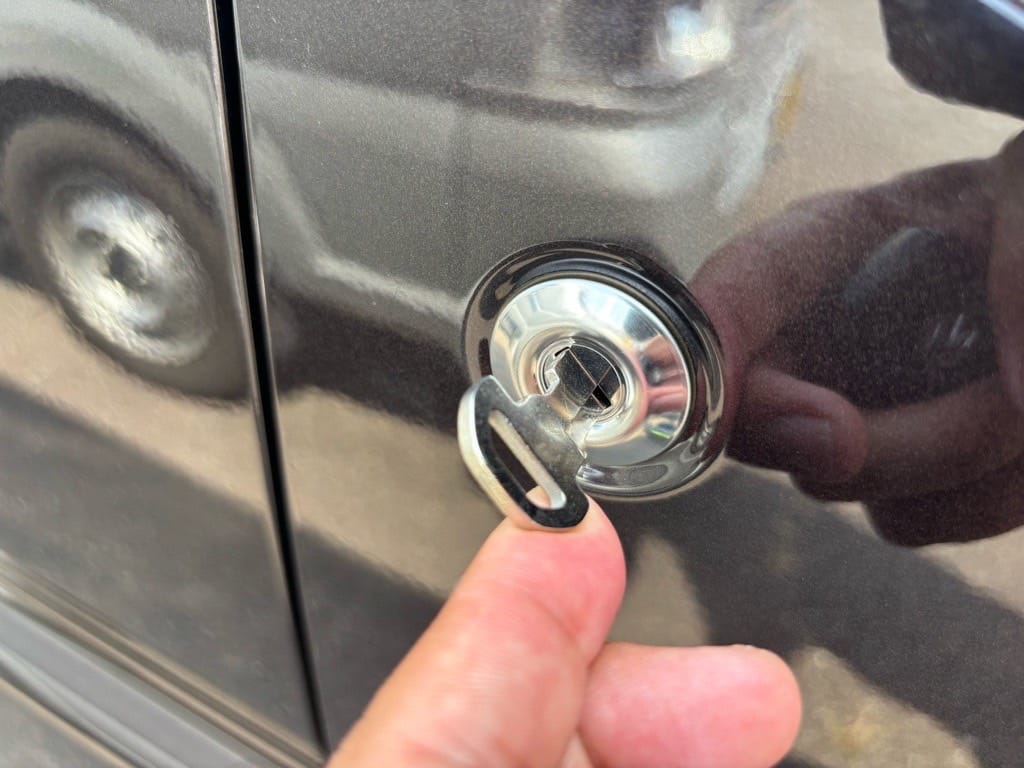 作製したメカニカルキーをドアシリンダーに挿している