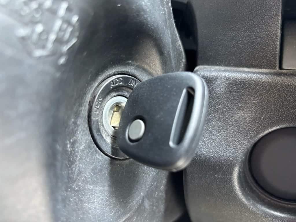 イグニッションシリンダーにスズキジムニーのリモコンキーがささっている