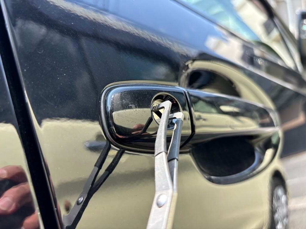 スバルレヴォーグの運転席ドアシリンダーをピッキングする様子