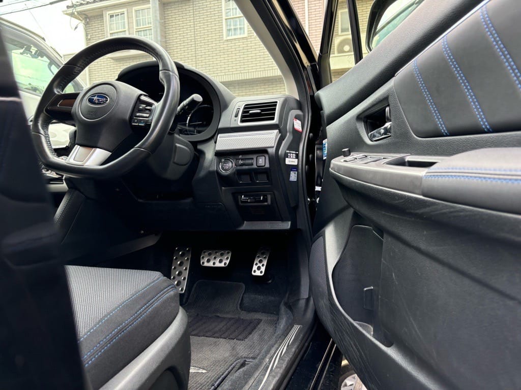 開いたスバルレヴォーグの運転席ドア