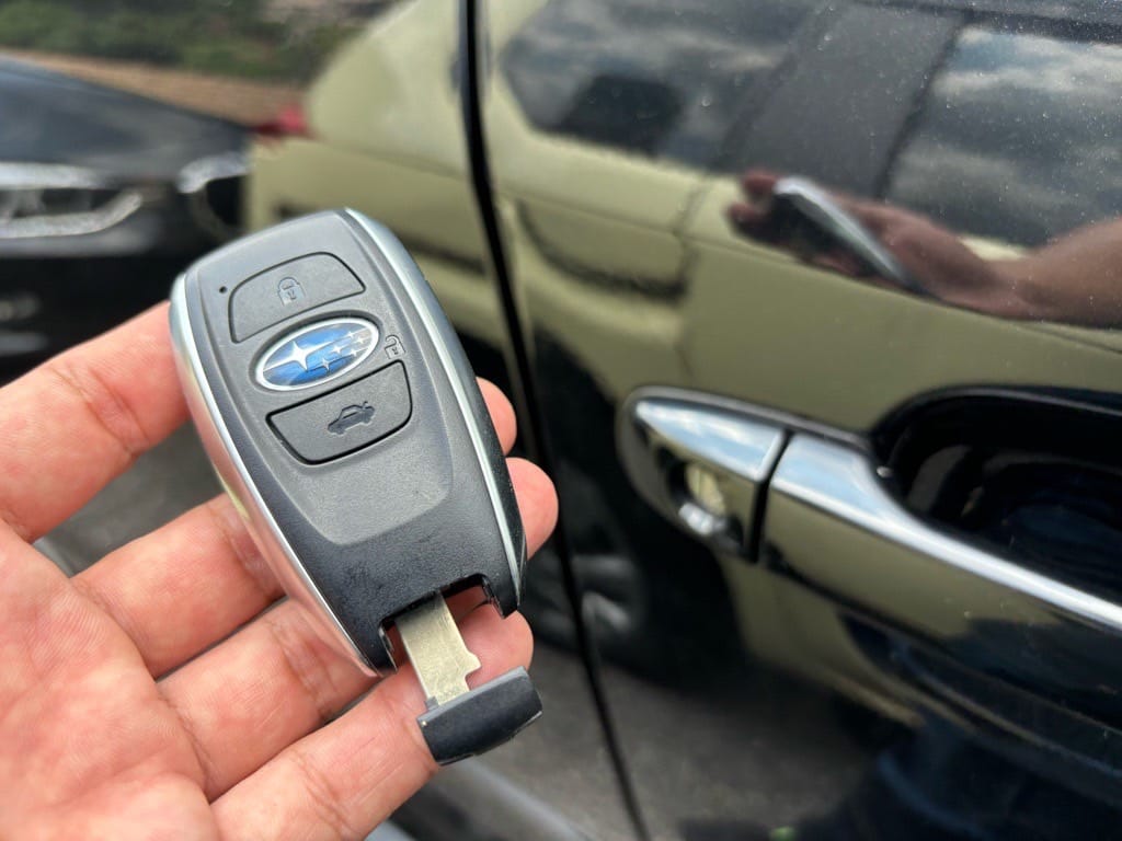 登録が完了したスバルレヴォーグのスマートキーに作製したメカニカルキーを収納