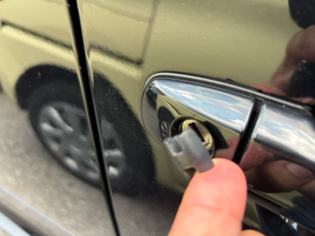 作製したスバルレヴォーグのメカニカルキーをドアシリンダーに挿している