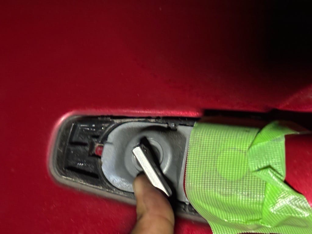 ジャガーの運転席ドアシリンダーにメカニカルキーをさしている