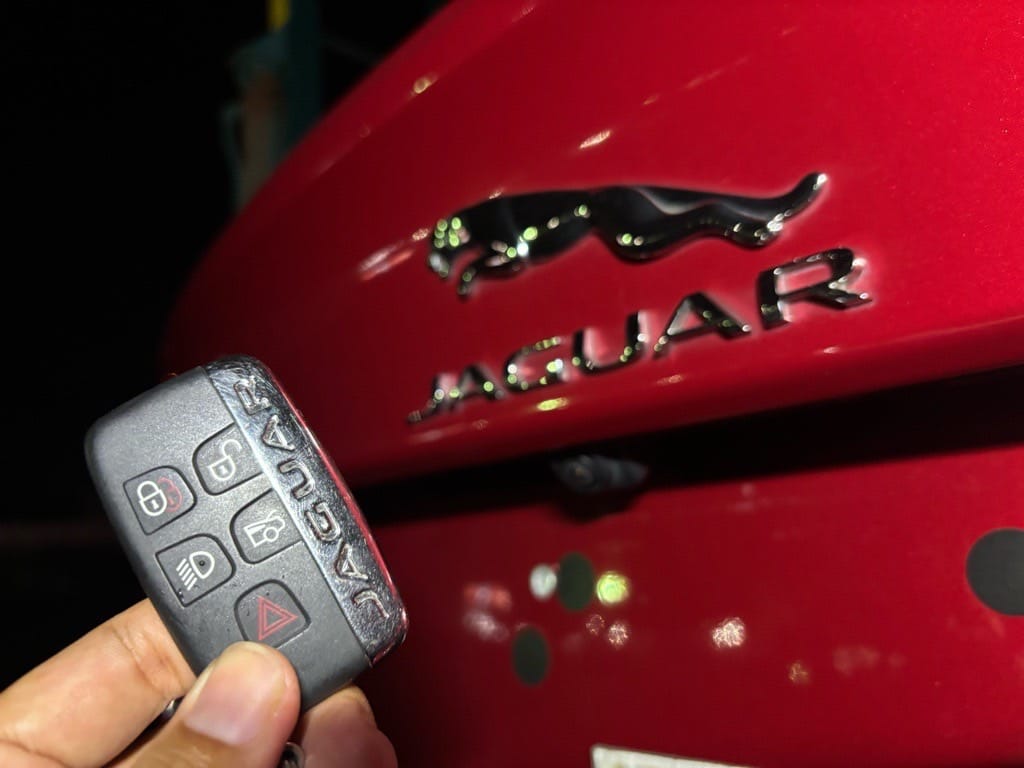 車内から回収したスマートキーを手に持っている