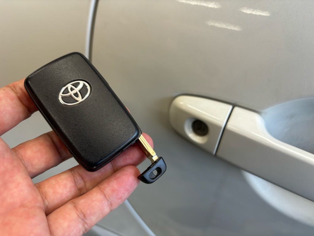 登録が完了したトヨタハチロクのスマートキーに作製したメカニカルキーを収納