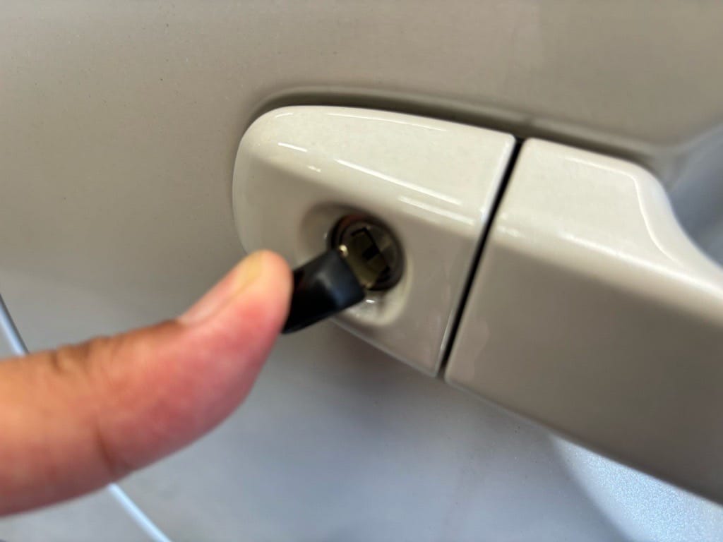 作製したトヨタハチロクのメカニカルキーをドアシリンダーに挿している