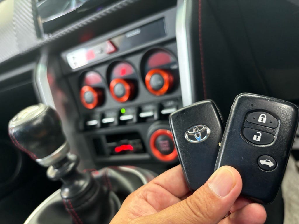 登録が完了したトヨタハチロクのスマートキーを車内で持っている