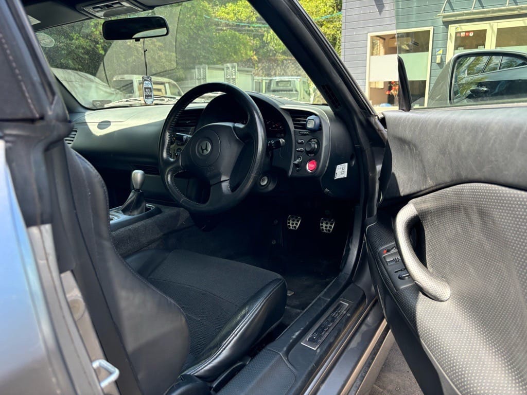 ホンダS2000の運転席ドアが開いている