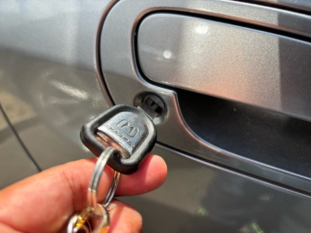 ホンダS2000の鍵をピッキングしたドアシリンダーにさしている