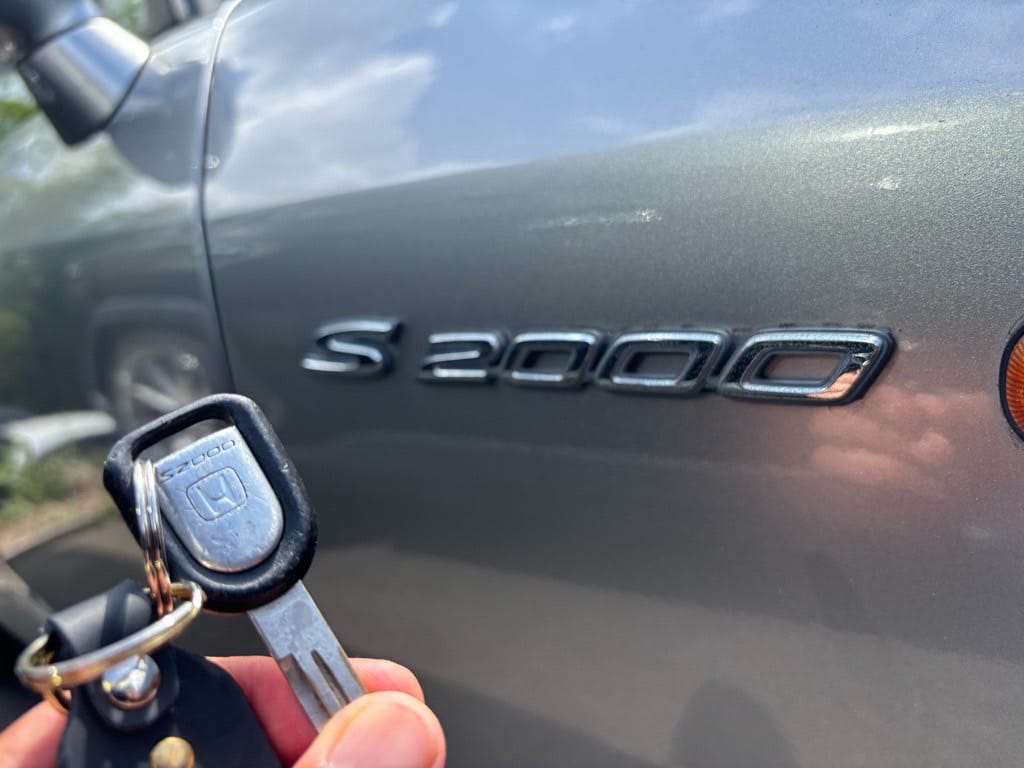 ホンダS2000の鍵を手に持っている