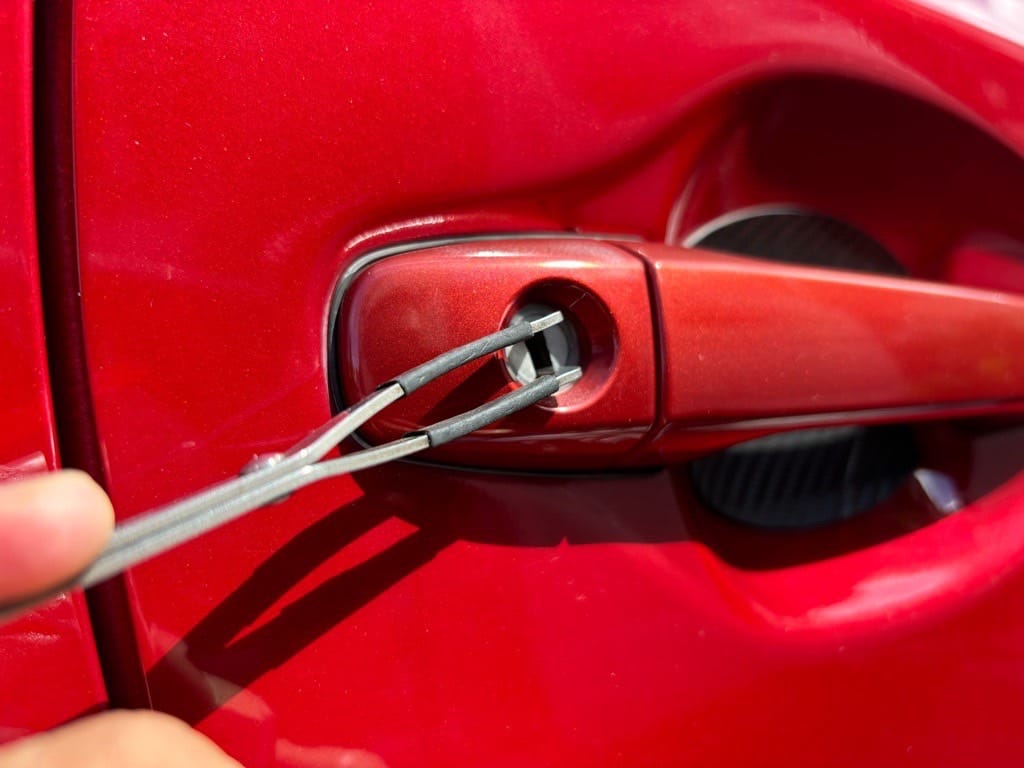 トヨタプリウスの運転席ドアをピッキングする様子