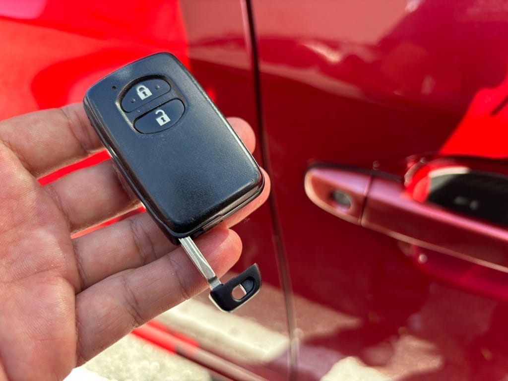 登録が完了したトヨタプリウスのスマートキーに作製したメカニカルキーを収納