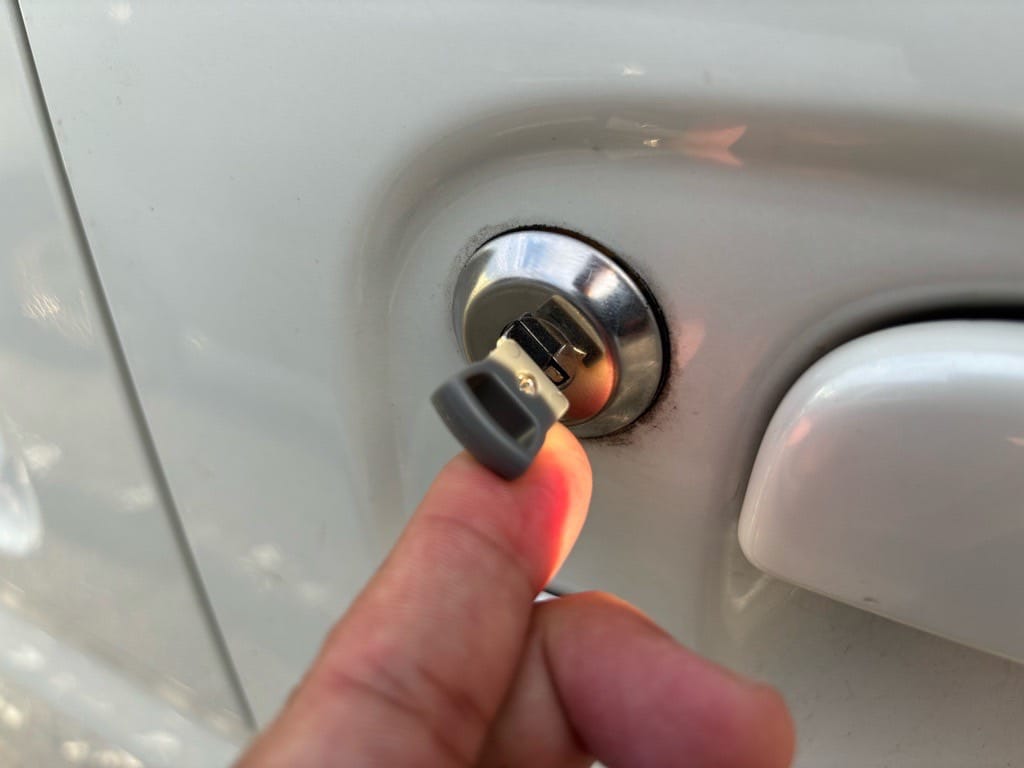 作製したスズキエブリィのメカニカルキーをドアシリンダーに挿している