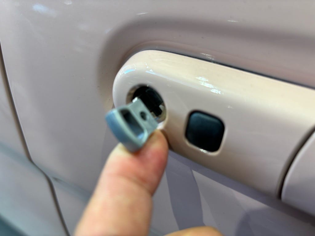 作製したスズキアルトラパンのメカニカルキーをドアシリンダーに挿している