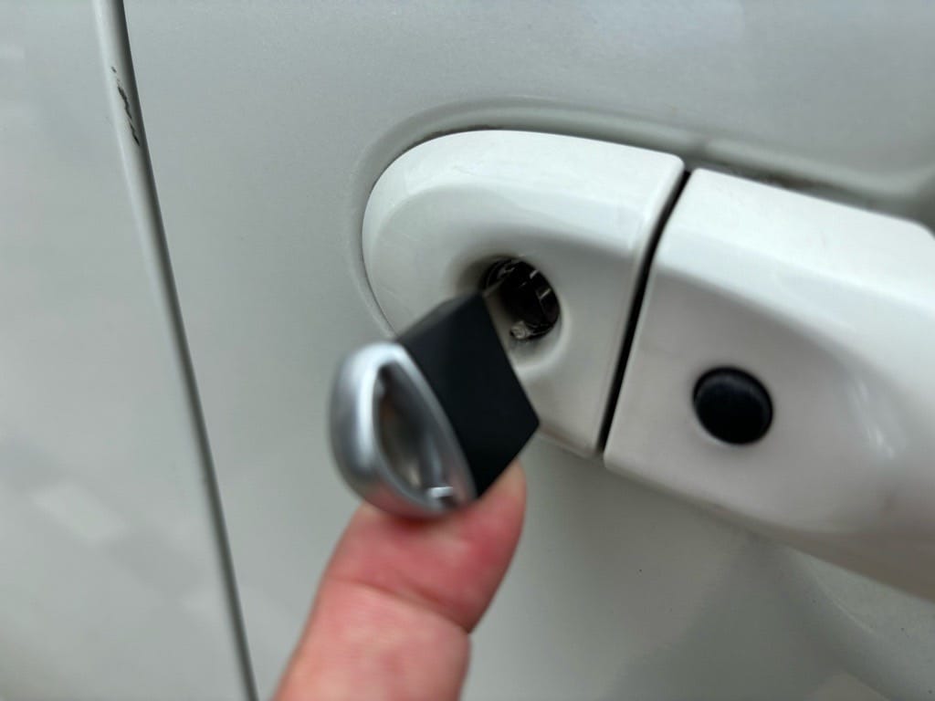 作製した日産マーチのメカニカルキーをドアシリンダーに挿している