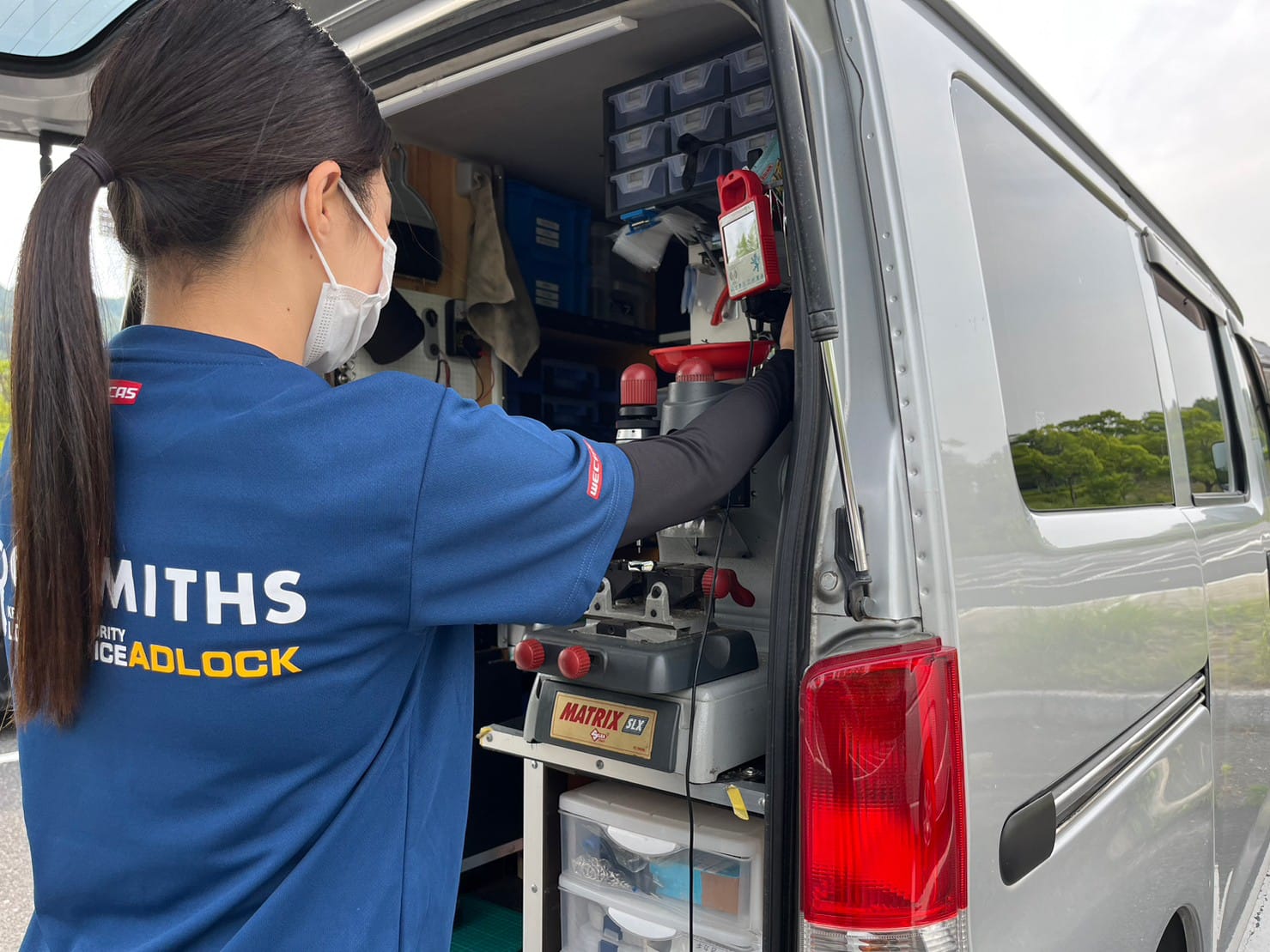 女性スタッフがスペアキー作製を行っている