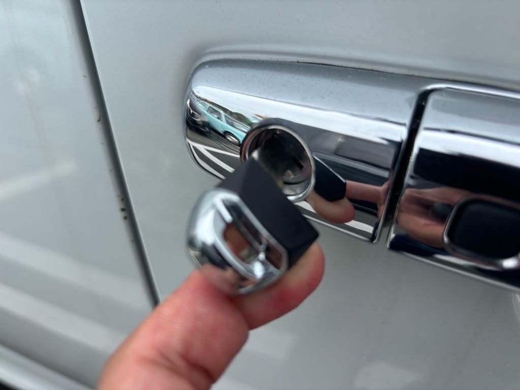 作製したスズキイグニスのメカニカルキーをドアシリンダーに挿している