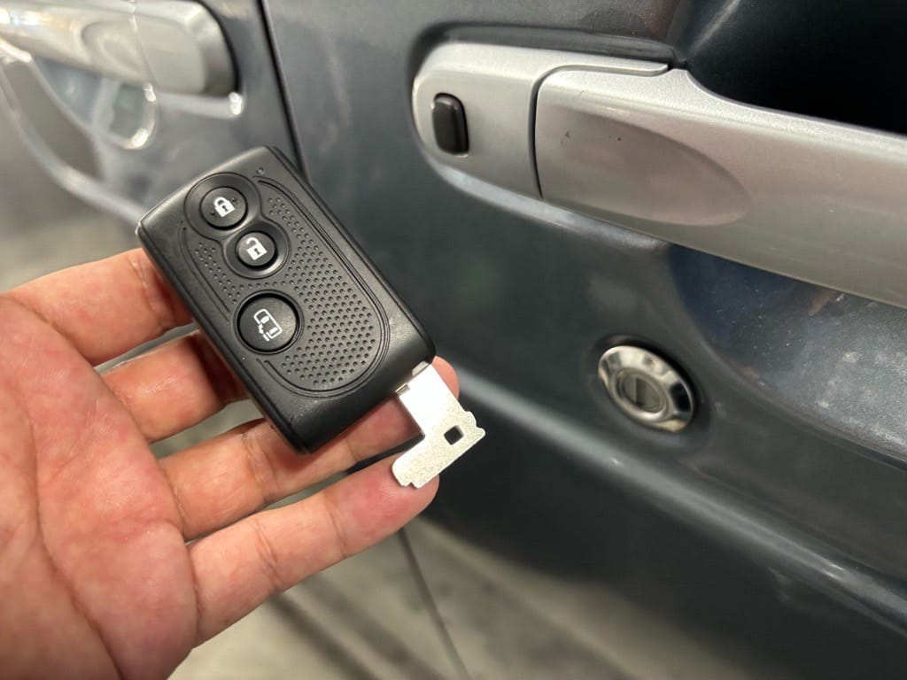 登録したトヨタピクシスメガのスマートキーに作製したメカニカルキーを収納