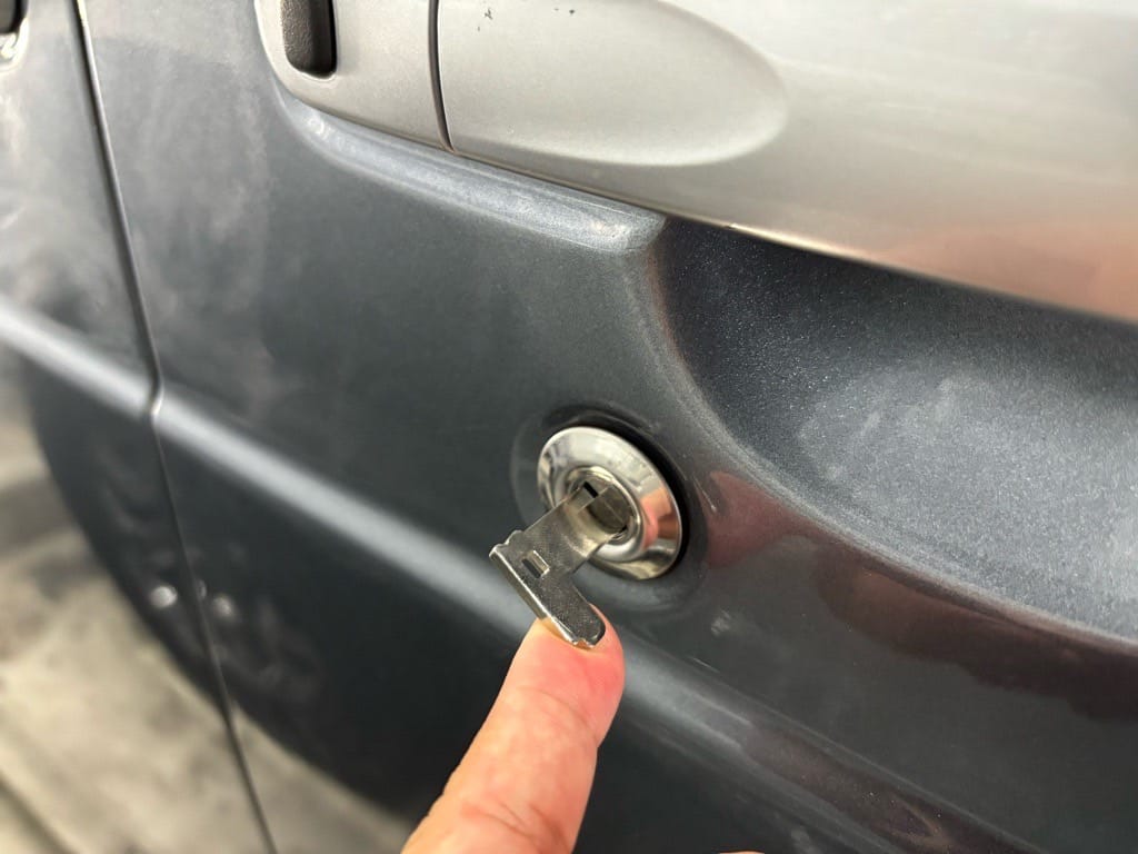 作製したトヨタピクシスメガのメカニカルキーをドアシリンダーに挿している