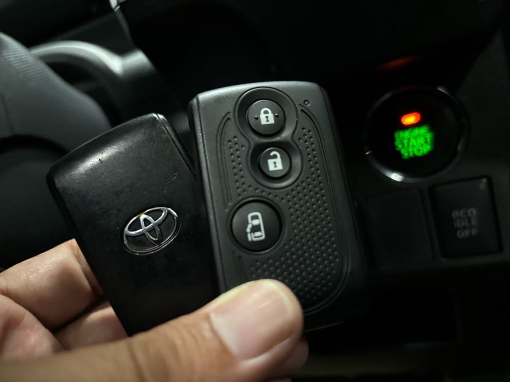 登録が完了したトヨタピクシスメガのスマートキー２個を持っている