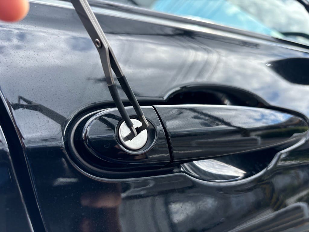 BMW 320iの運転席ドアをピッキング