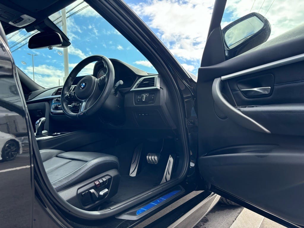 BMW320iの運転席ドアが開いている