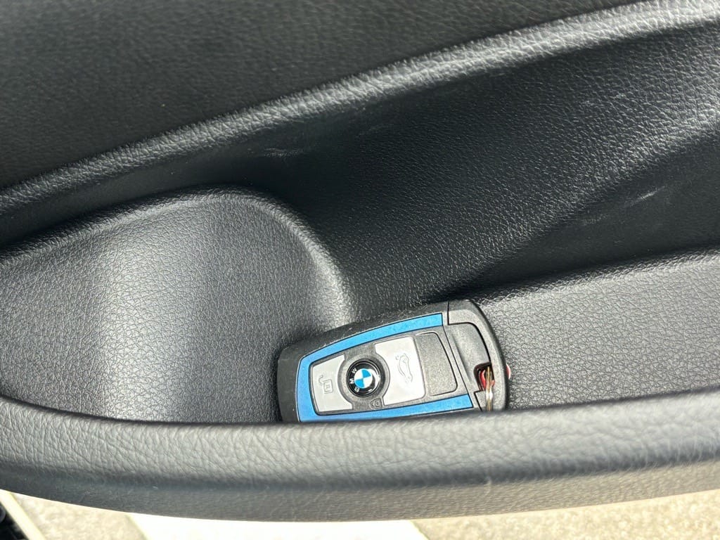 BMW320iのドアポケットにスマートキーがある