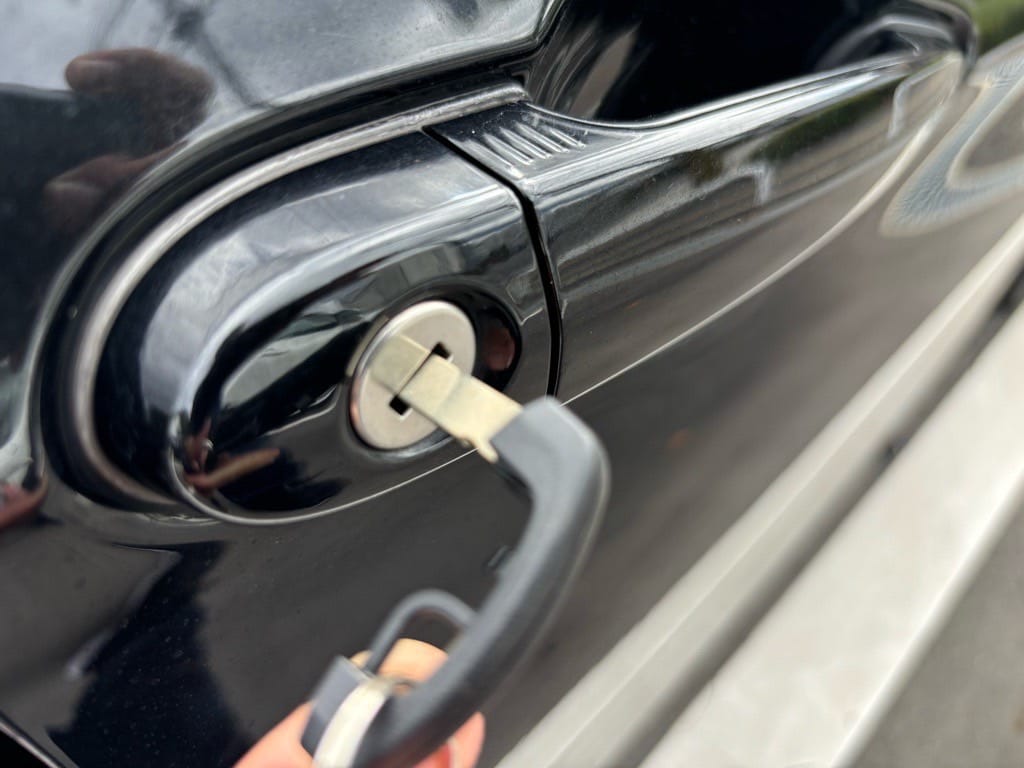 BMW320iの運転席ドアシリンダーにメカニカルキーをさしている