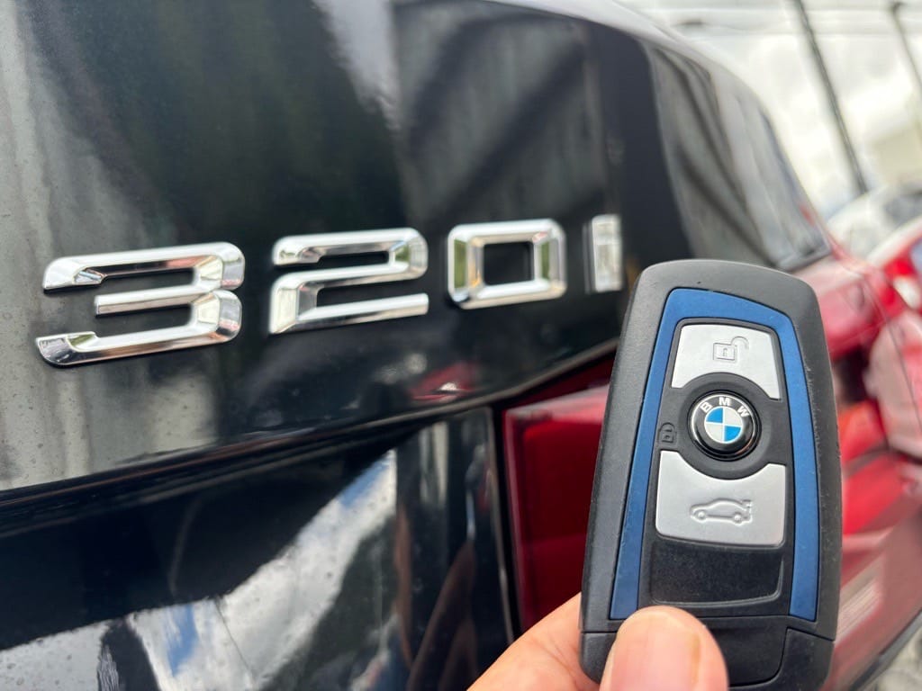 BMW320iのスマートキーを持っている