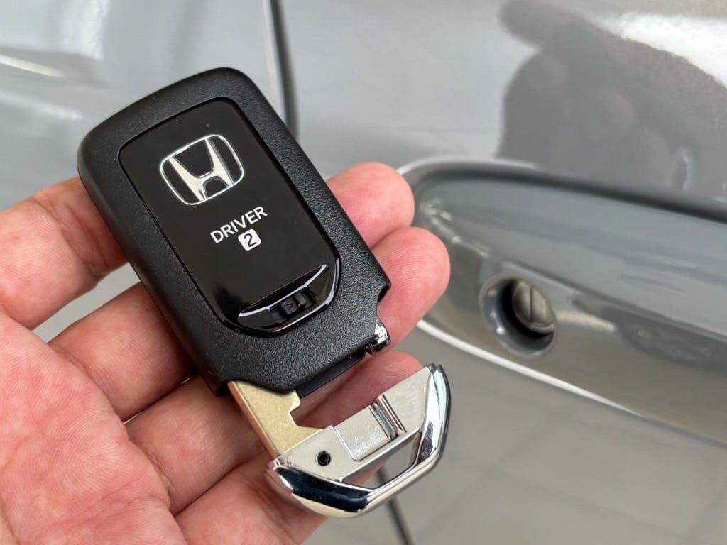 ホンダフィットの登録したスマートキーに作製したメカニカルキーを収納