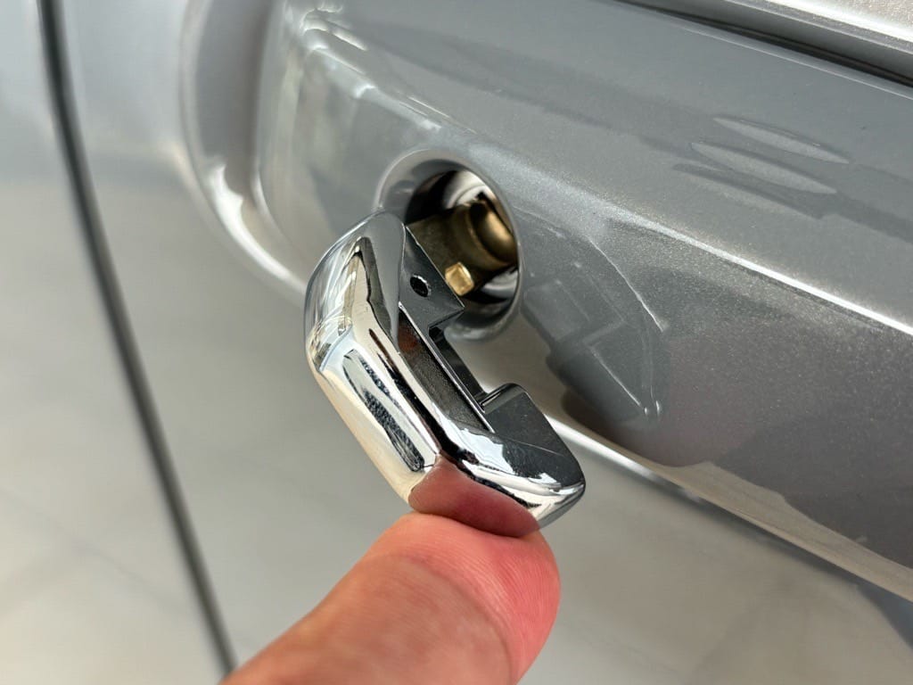 作製したホンダフィットのメカニカルキーをドアシリンダーに挿している