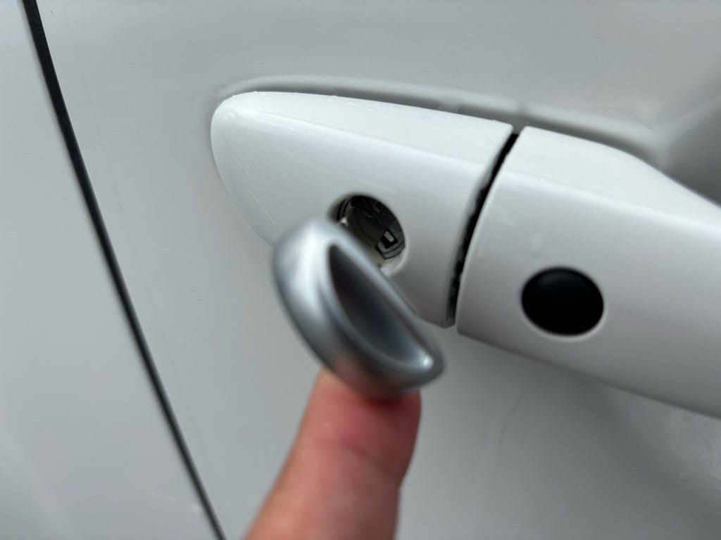 作製したマツダCX5のメカニカルキーをドアシリンダーに挿している