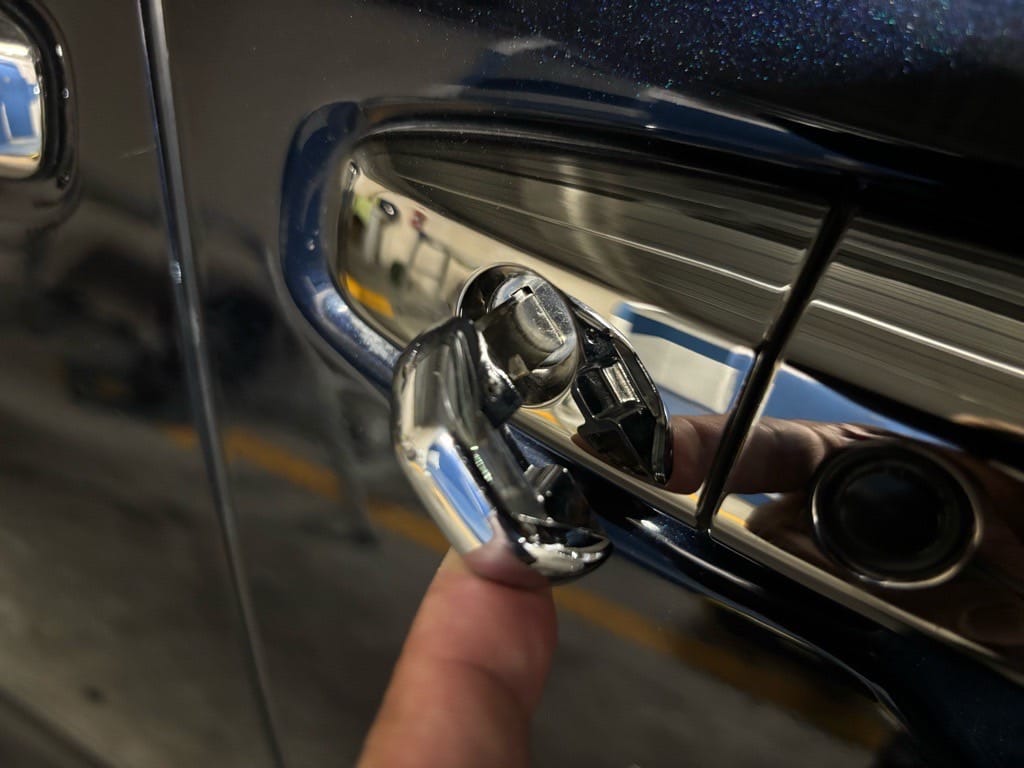 作製したホンダオデッセイのメカニカルキーをドアシリンダーに挿している