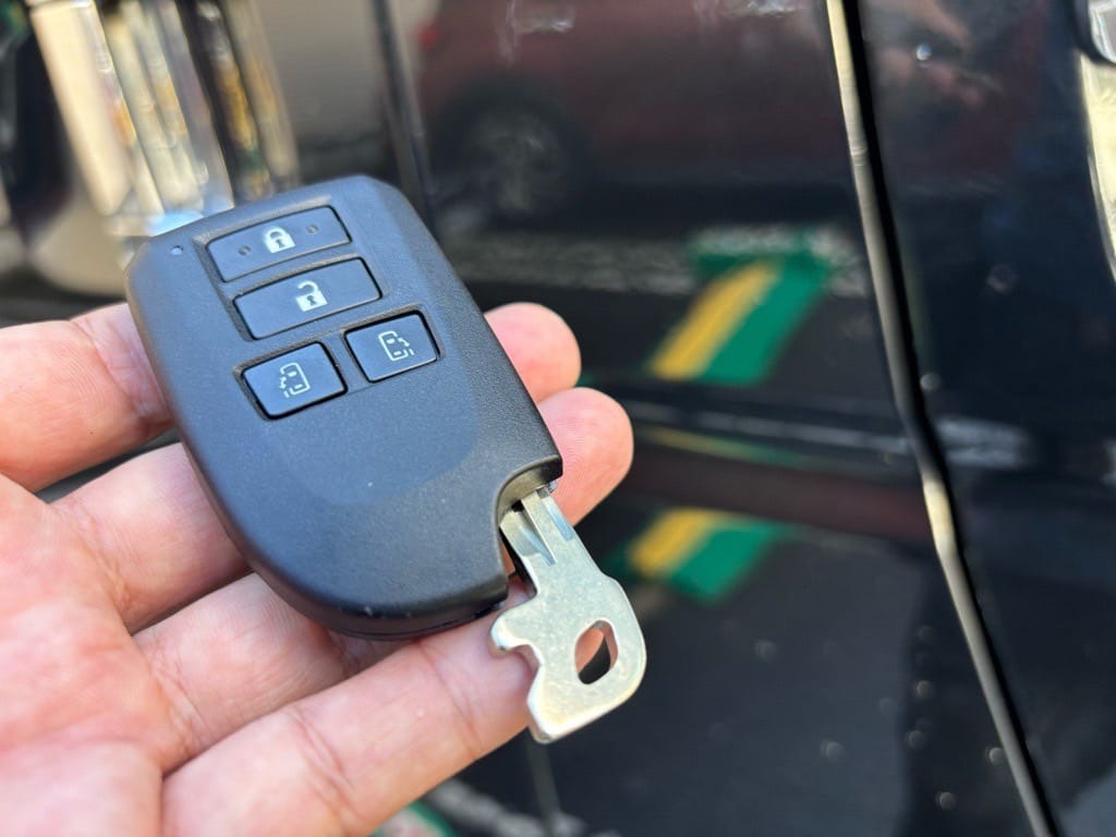 トヨタハイエースのスマートキーにメカニカルキーを収納