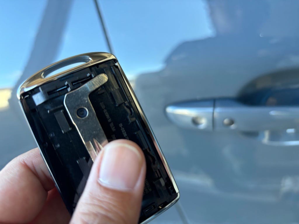 スマートキーのカバーを外すとエマキ―が現れる