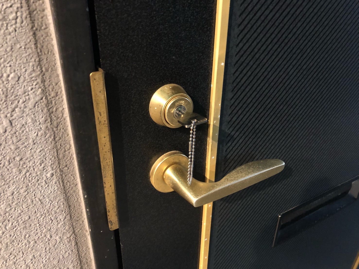 鍵修理のご依頼をいただいたMIWAのレバーハンドル錠がついた玄関ドア