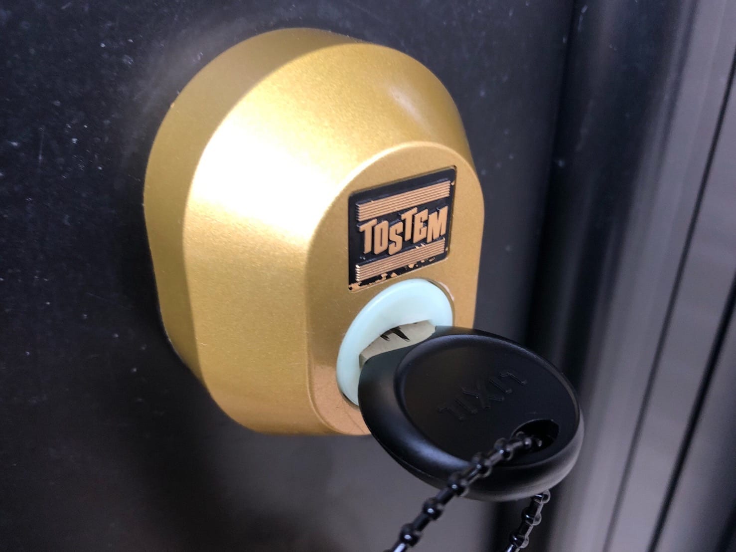 シリンダーに鍵がささっている