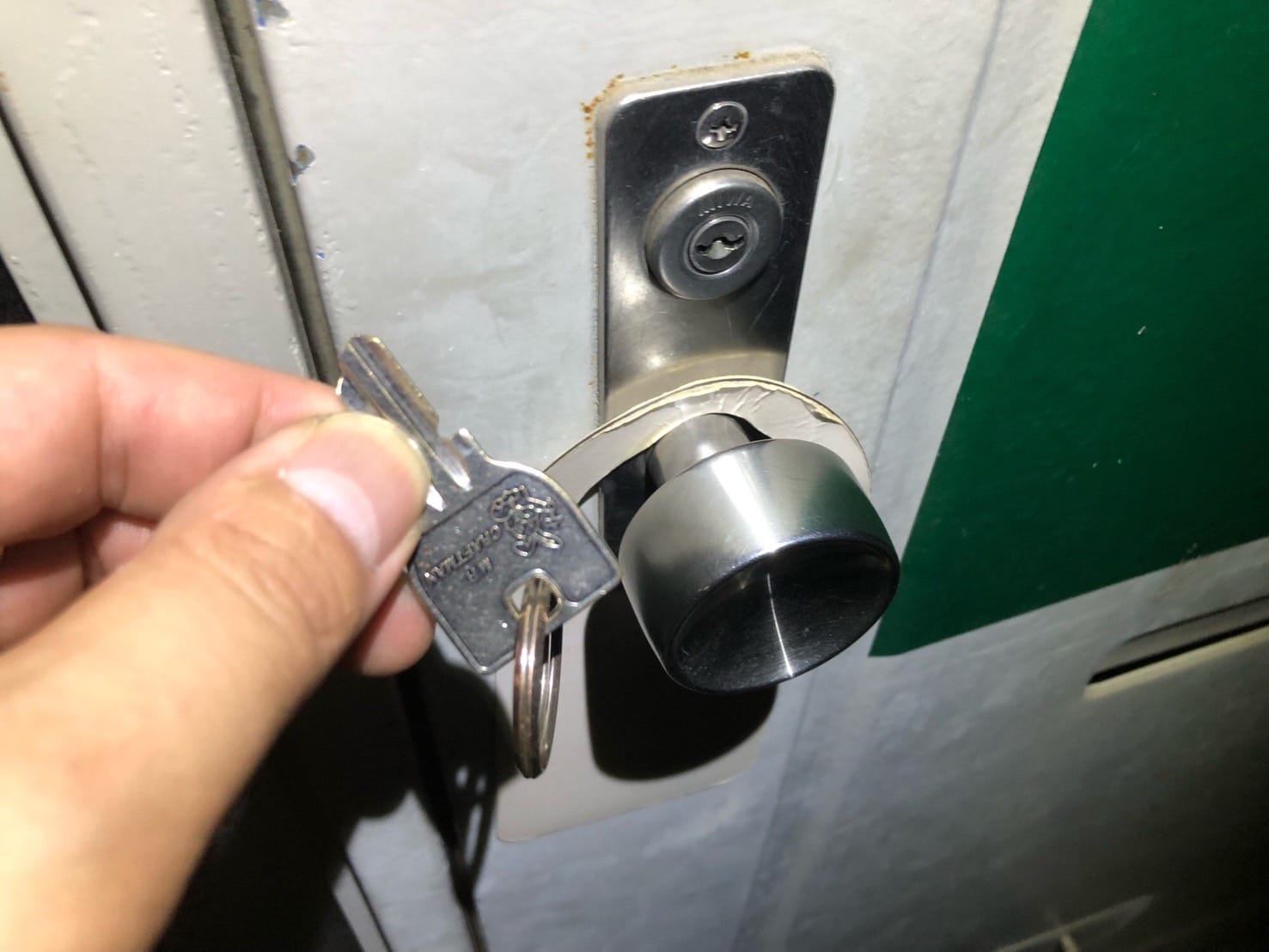 扉の前で折れた鍵を持っている