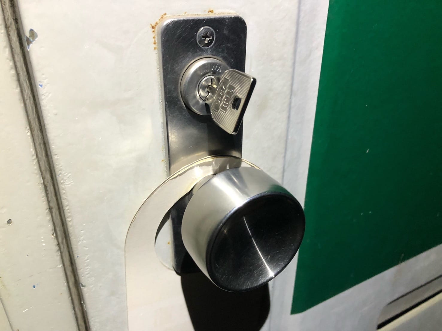 作製した鍵を鍵穴にさしている