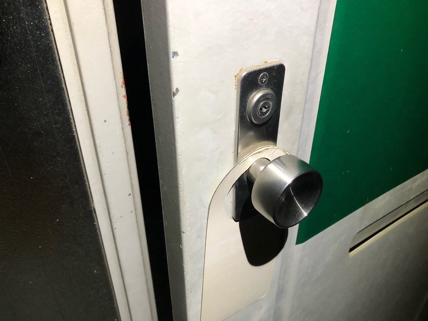 玄関扉が開いている