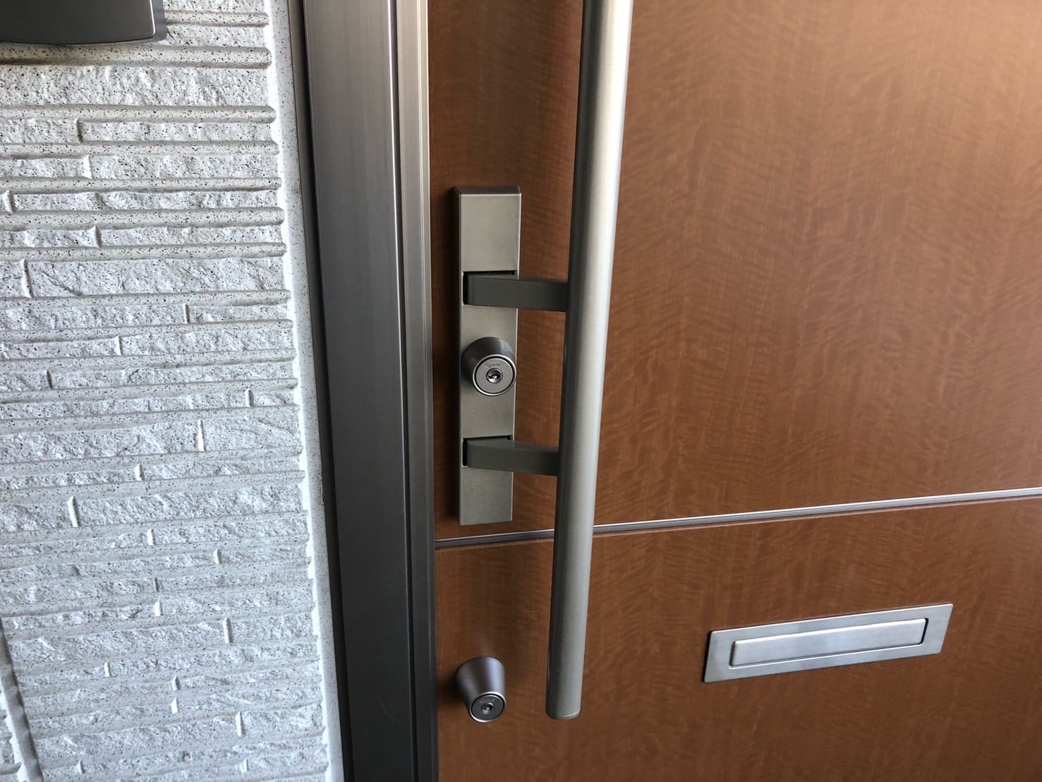 鍵交換のご依頼をいただいたオプナスシリンダーがついた玄関ドア